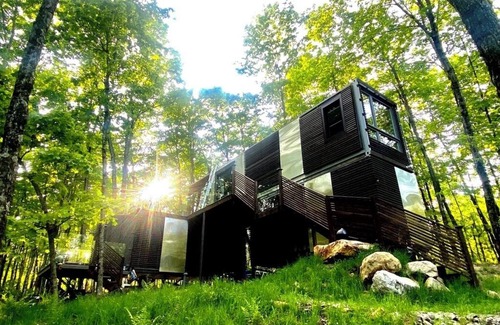 Wentworth Ski Chalet | Relaxing Magic Mountain Getaway with Spa and Music Studio