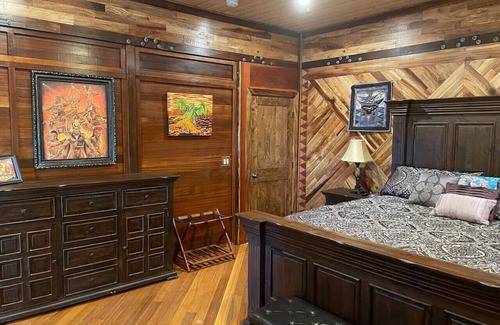 Paukaa Bed & Breakfast | Magic Skies Hawaiian Kingdom Hula Room