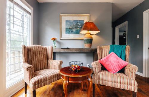 Austin House | Unique 2BR Historical Tree House on UT Campus with Beach Access