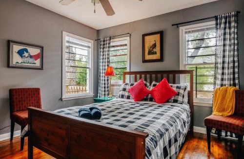 Austin House | Unique 2BR Historical Tree House on UT Campus with Beach Access