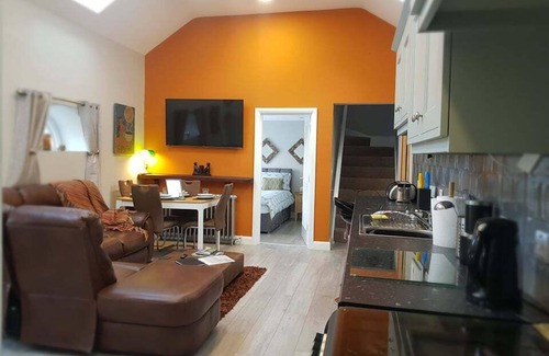 Loughinisland Cottage | Enchanting 3-Bed Stone Cottage with Kitchen & Breakfast