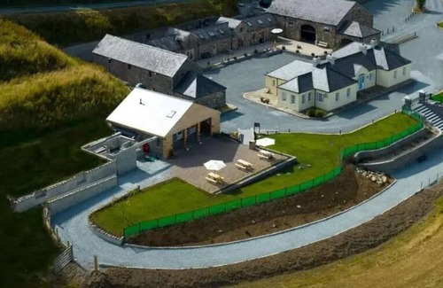 Loughinisland Cottage | Enchanting 3-Bed Stone Cottage with Kitchen & Breakfast