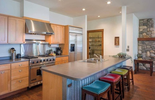 Eastsound House | Inviting Beachfront Retreat with Ocean Views and Fireplace
