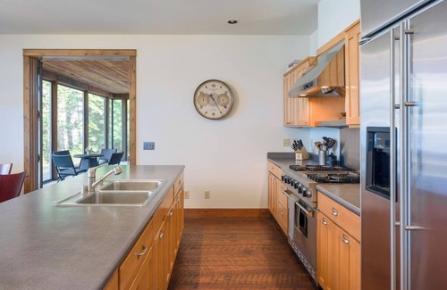 Eastsound House | Inviting Beachfront Retreat with Ocean Views and Fireplace