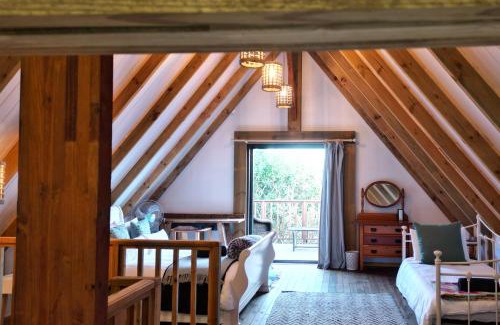 Van Dyks Bay Apartment | Enchanting Cabin Retreat in the Woods - Pet Friendly Escape