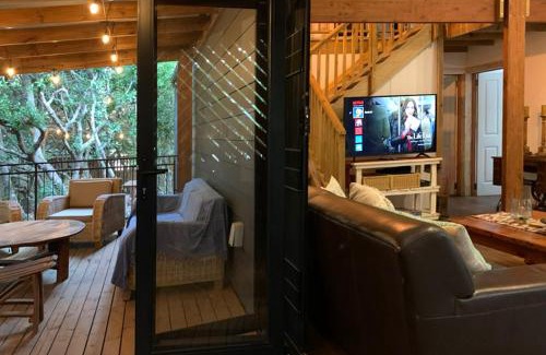 Van Dyks Bay Apartment | Enchanting Cabin Retreat in the Woods - Pet Friendly Escape