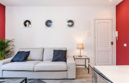 Collblanc y La Torrassa Apartment | Enchanting Hotel with Terrace - Family-Friendly Retreat