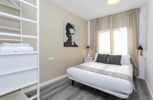 Collblanc y La Torrassa Apartment | Enchanting Hotel with Terrace - Family-Friendly Retreat