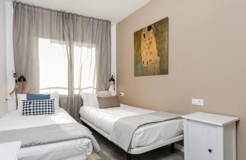 Collblanc y La Torrassa Apartment | Enchanting Hotel with Terrace - Family-Friendly Retreat