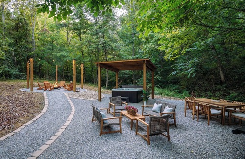 New Marshfield Cabin | Magical Dome Perfect for Families & Groups-Hot Tub-Kid Friendly-Firepit -Private