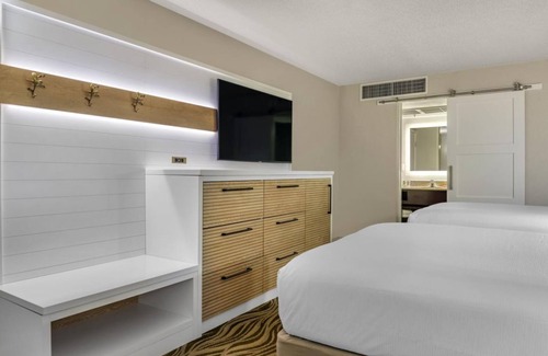 Lake Buena Vista Hotel | Enchanting Escape: Family-Friendly Near Disney Parks