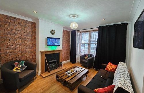 Watford House | Enchanting Harry Potter Home in Watford with Free Parking