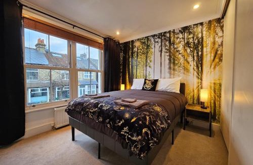Watford House | Enchanting Harry Potter Home in Watford with Free Parking