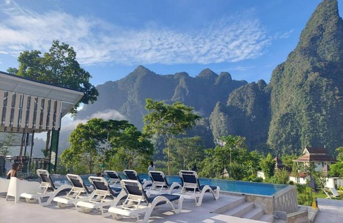 Khlong Sok Cabin | Enchanting Mountain View Resort with Pool and Oceanfront Dining