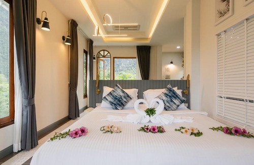 Khlong Sok Cabin | Enchanting Mountain View Resort with Pool and Oceanfront Dining