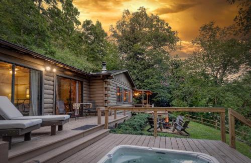 Mineral Bluff House | Enchanting Mountain Riverfront Retreat with Hot Tub & Views
