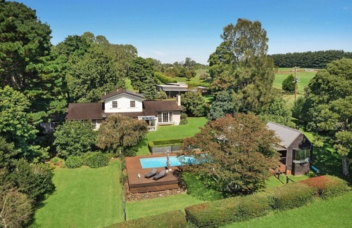 Burrawang House | Enchanting Rustic Farm Estate with Poolhouse & Breakfast