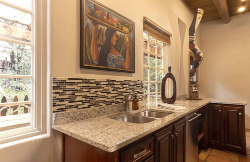 Hyde Park Estates House | Enchanting Shangri-La Near Ski Resort & 10,000 Waves