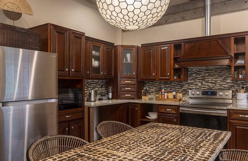 Hyde Park Estates House | Enchanting Shangri-La Near Ski Resort & 10,000 Waves