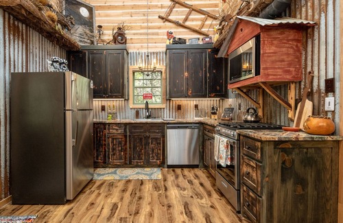 Dennis Cabin | Enchanting Treehouse Retreat on the Brazos River Awaits