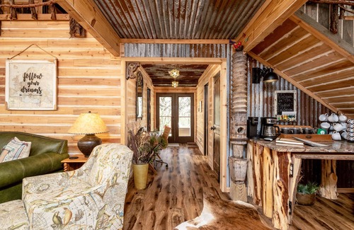 Dennis Cabin | Enchanting Treehouse Retreat on the Brazos River Awaits