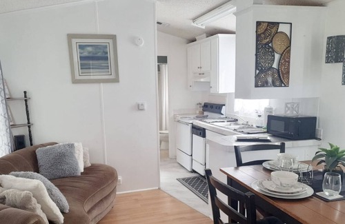 Kissimmee Cottage | Enchanting Vacation with Pool, Spa and Pet-Friendly Options