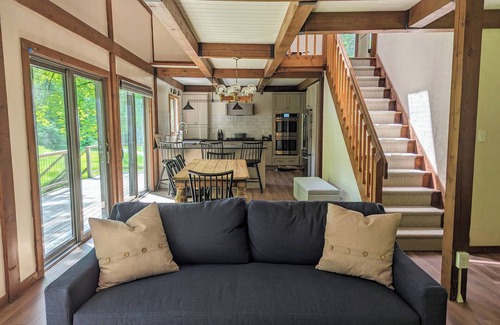 Cornwall Bridge Cabin | Enchanting Woodland Retreat: A Serene Family Getaway