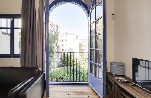La Salut House | Elegant Retreat in Central Barcelona with Spa and Kitchen