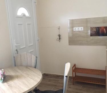 Sarvar Apartment | Oceanfront Magnólia Apartman: Family-Friendly Escape