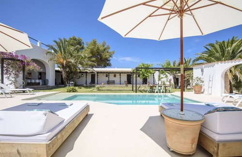 San Antonio Bay Villa | Relaxing Beachfront Villa with Pool and Spa Amenities