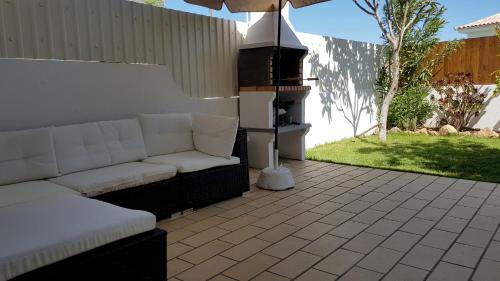 Sesmarias Apartment | Cozy Studio Retreat with Garden, 5 Minutes to Beach