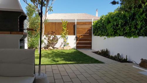 Sesmarias Apartment | Cozy Studio Retreat with Garden, 5 Minutes to Beach