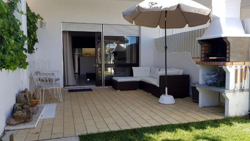 Sesmarias Apartment | Cozy Studio Retreat with Garden, 5 Minutes to Beach