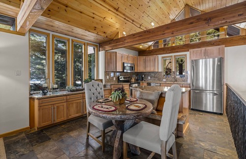 Incline Village Condo | Lakefront Escape: 2-Bedroom Complex with Spa & Kitchen