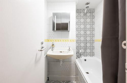Camden Town with Primrose Hill Apartment | Elegant 3BR Apartment with Balcony and Child-Friendly Amenities
