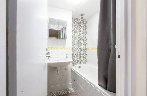 Camden Town with Primrose Hill Apartment | Elegant 3BR Apartment with Balcony and Child-Friendly Amenities