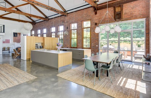 Beacon House | Guest Rated 10/10 Beacon Urban Loft with Home Theatre