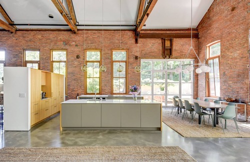 Beacon House | Guest Rated 10/10 Beacon Urban Loft with Home Theatre