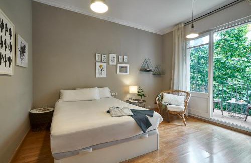 La Nova Esquerra de l'Eixample Apartment | Inviting 4-Bedroom Apartment in Eixample - Rated 9.5/10