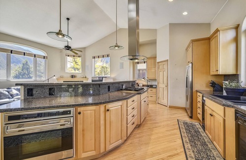 The Reserve House | Elegant 4 Bedroom Retreat with Hot Tub in Frisco's Reserve