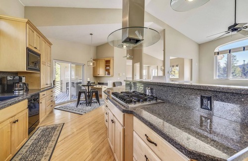 The Reserve House | Elegant 4 Bedroom Retreat with Hot Tub in Frisco's Reserve