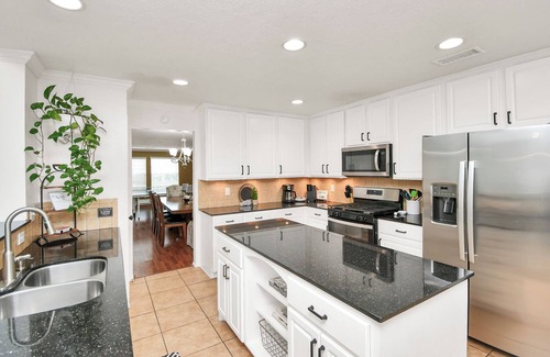 Atascocita House | Grand 6-BR Retreat with Pool & Spa Near Downtown