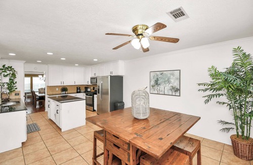 Atascocita House | Grand 6-BR Retreat with Pool & Spa Near Downtown