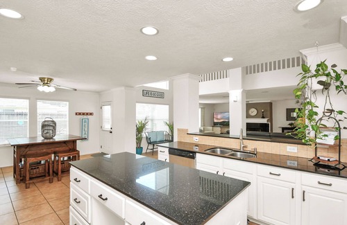 Atascocita House | Grand 6-BR Retreat with Pool & Spa Near Downtown