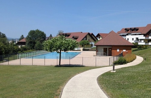 Annecy-le-Vieux Apartment | Beautiful Lakefront Apartment with Pool and Ocean Views