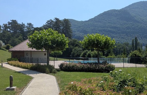Annecy-le-Vieux Apartment | Beautiful Lakefront Apartment with Pool and Ocean Views