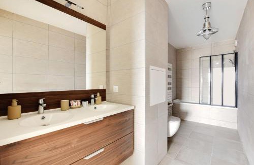 Clichy Apartment | Comfortable 3BR Apartment Near the Seine - Family Friendly