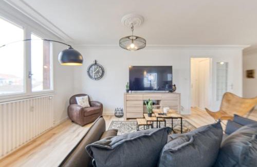 Secteur 3 Apartment | Spacious 4-Bedroom Apartment with Fiber Wifi & Family Amenities