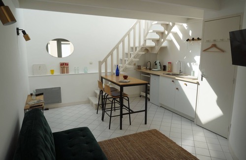 Angers Apartment | Artistic Duplex Retreat with Kitchen & Family-Friendly Vibe