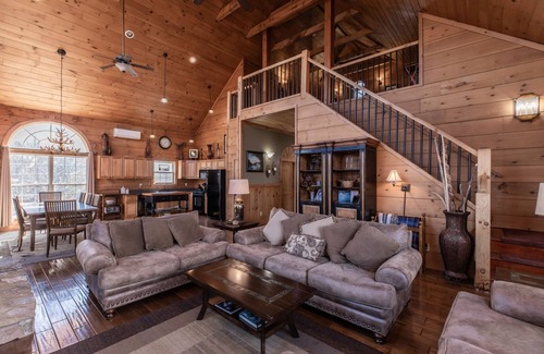 Yadkin Valley Cabin | Exceptional Cabin Retreat: Summit at Blue Ridge Awaits